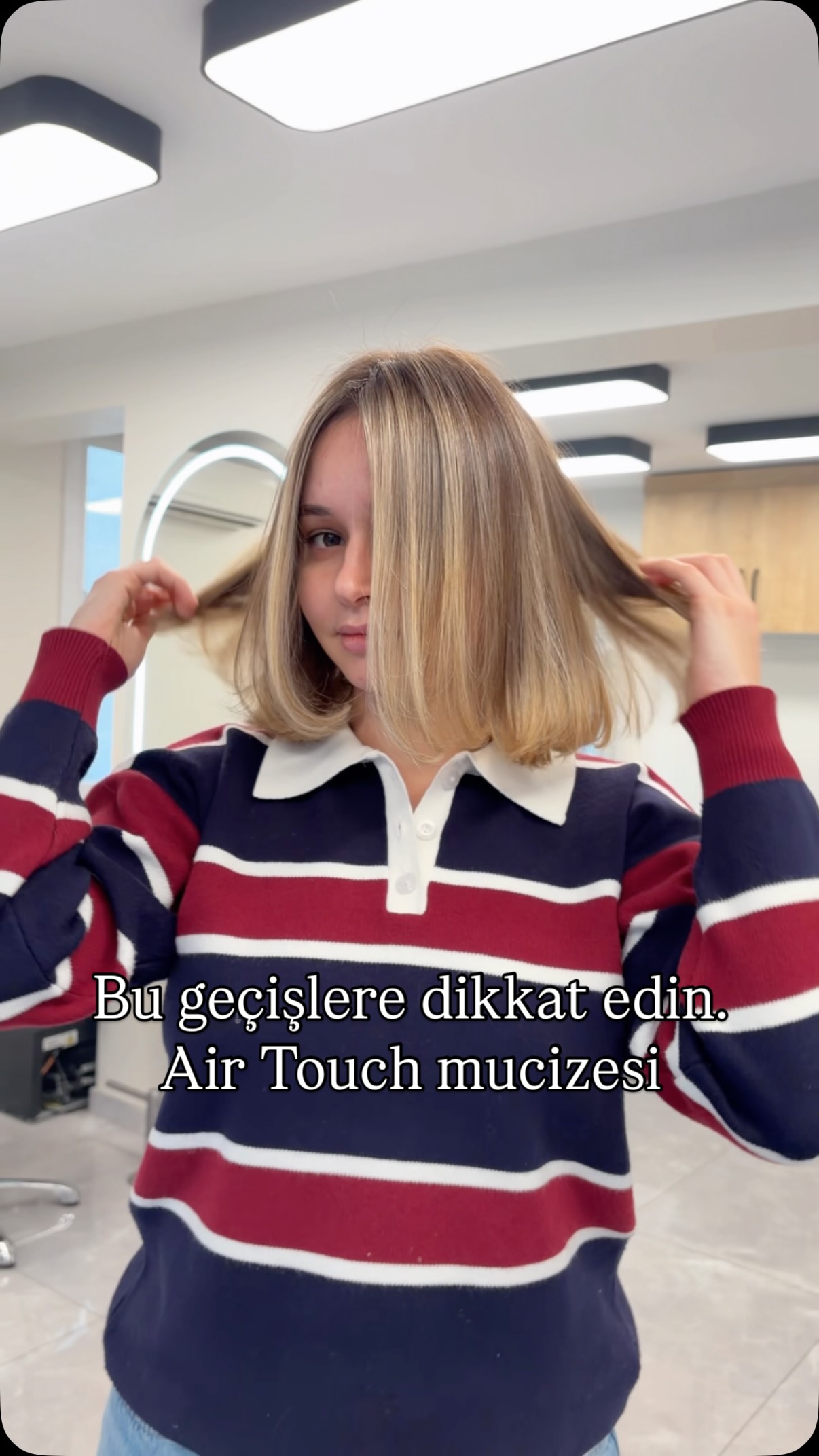 ✨ Air Touch dönüşümü

Bu çalışmada saçın doğal yapısını koruyarak, sert çizgiler oluşturmadan yumuşak ve ışıkla eriyen geçişler hedefledim.

Air Touch tekniği sayesinde saçta:
• Daha doğal bir blond
• Daha yumuşak dip geçişleri
• Daha uzun süre kullanılabilen bir renk

Sonuç: Işıkla hareket eden doğal ve zarif bir görünüm. ✨

Siz bu dönüşümü nasıl buldunuz?

#airtouch
#airtouchbalayage
#hairtransformation
#blondehair
#balayage
hairartist
kuaför
saçtasarım
haircolor
hairvideo
beforeafterhair
blondexpert