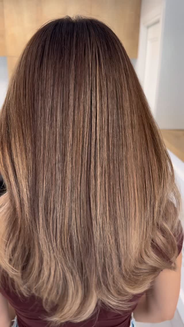 Solmuş saçlara Air Touch dokunuşu ✨
Sarının en ışıltılı tonlarıyla saçları yeniden canlandırdık.
Doğal geçişler, maksimum parlaklık 
#airtouch BALAYAGE !! 🥳🥳
 
🤩😊🙏
#sombre  izmir
#ombrehair  #hairstyles  #instagram umutdemironline 

@umutdemironline