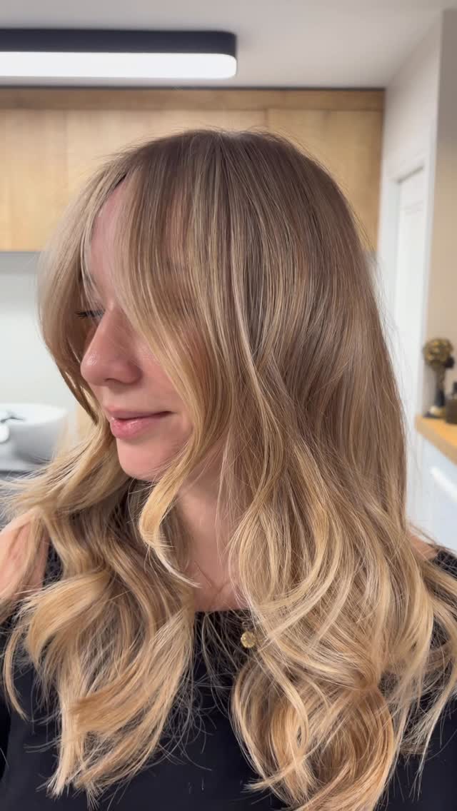 Solmuş saçlara Air Touch dokunuşu ✨
Sarının en ışıltılı tonlarıyla saçları yeniden canlandırdık.
Doğal geçişler, maksimum parlaklık 
#airtouch BALAYAGE !! 🥳🥳
 
🤩😊🙏
#sombre #higlight 

#umutdemironline 

@umutdemironline
#izmir alsancak 
ombre izmir kuaför iceblonde sombre ombreizmir hairstyle sombre ombreizmir whitehair haircolor isiltilisaclar izmirkuafor hairstyles hairtransformation 

fashion stylekeşfet güzellik
haircut sombre moda turkey
saçmodelleri  haircolor izmir