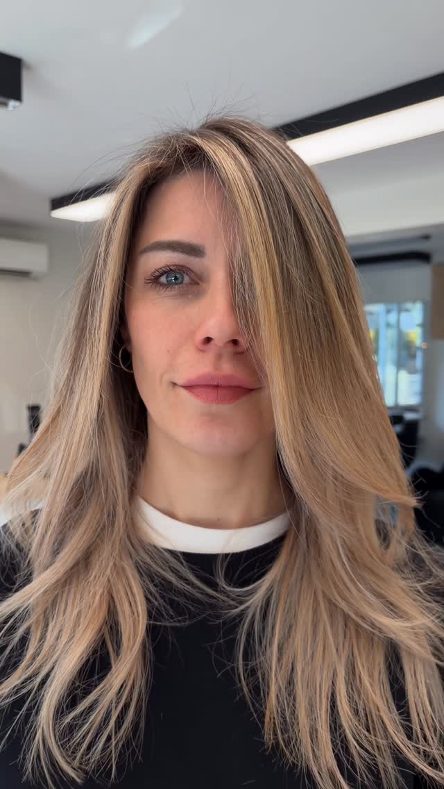 Solmuş saçlara Air Touch dokunuşu ✨
Sarının en ışıltılı tonlarıyla saçları yeniden canlandırdık.
Doğal geçişler, maksimum parlaklık 
#airtouch BALAYAGE !! 🥳🥳
 
🤩😊🙏
#sombre #higlight 

#umutdemironline 

@umutdemironline
#i̇zmir