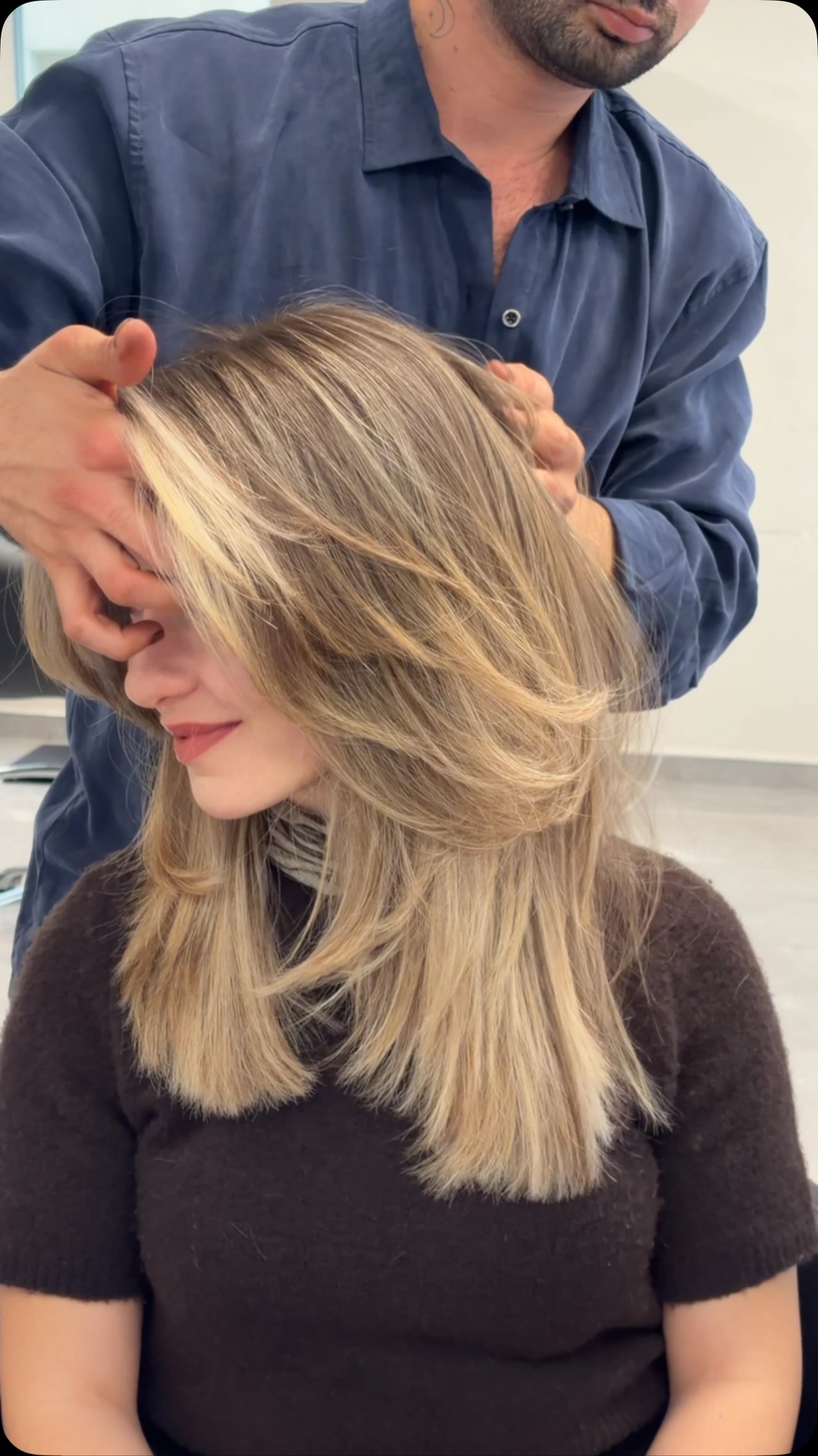 Solmuş saçlara Air Touch dokunuşu ✨
Sarının en ışıltılı tonlarıyla saçları yeniden canlandırdık.
Doğal geçişler, maksimum parlaklık
#airtouch BALAYAGE !! 🥳🥳
🤩😊🙏
#izmir
#hairstyles #instagram #umutdemironline
@umutdemironline